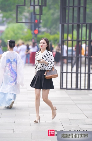 落落大方的美腿小姐姐3A2935[495M]