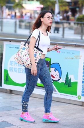 紧身运动裤，运动鞋