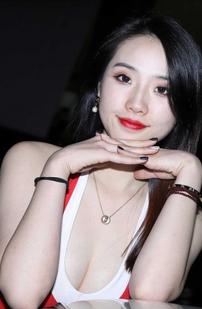 白嫩红衣车模