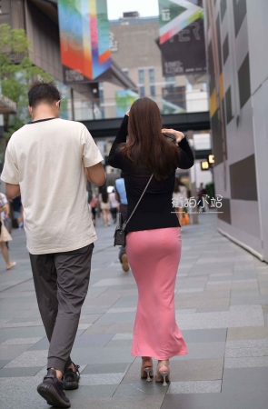 街拍漂亮的粉色裙女友