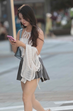 短裙街拍少妇