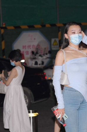 蓝色牛仔裤美女