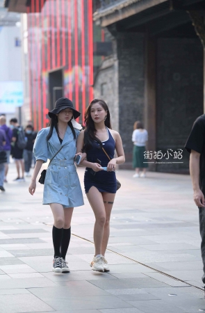 街拍包臀短裙美眉