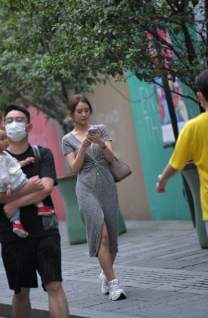 灰色连体长裙小姐姐