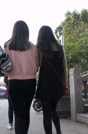 粉色毛衣紧身黑裤圆臀街拍小妹