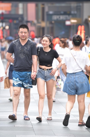 超短热裤，太短了吧