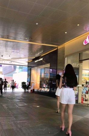 粉色凉高跟美女