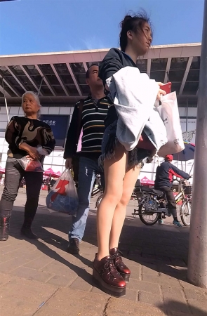 等公交车的碎边牛仔热裤美腿少女