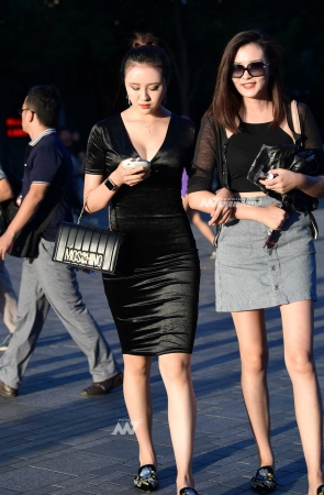 黑色包臀裙极品韵味美少妇