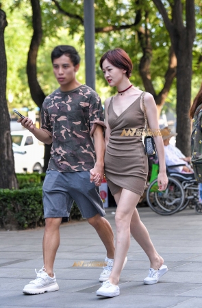 吊带包臀裙美女