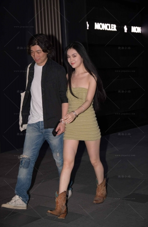 抹胸短裙漂亮小女友