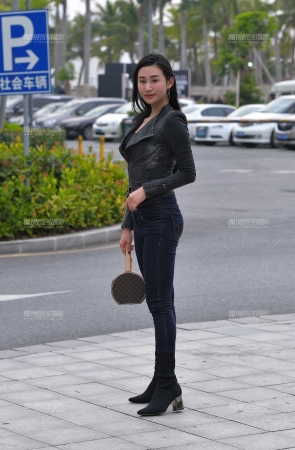 午饭后的邂逅，紧牛美女