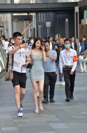 另一版本的短裙女友！