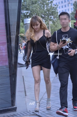 紧抱裙包出性感美臀