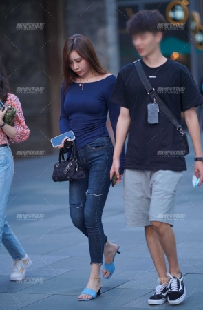 紧身牛仔美女