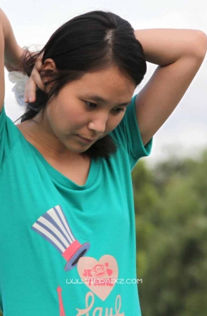 街拍牛仔裤苗条妹子湖边戏水