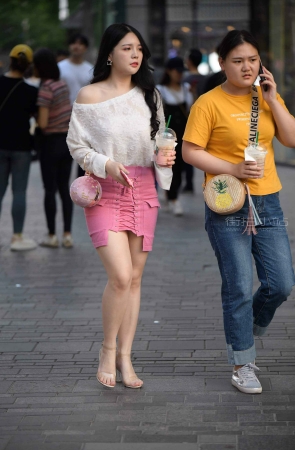 粉裙美眉