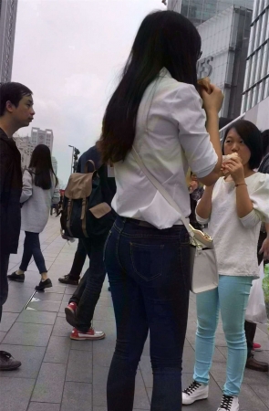 白衬衫紧身蓝牛气质美女