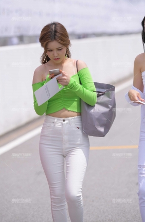 紧身白裤美女