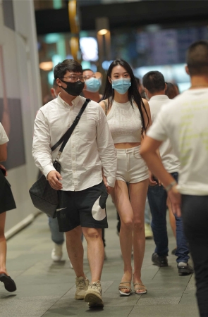 立体镂空针织气质美女