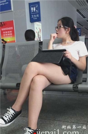 高铁候车室偶遇美腿帆布鞋眼镜妹