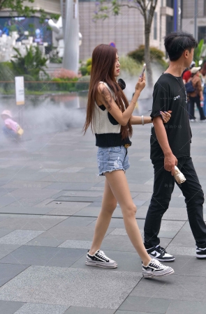 街拍库里丝热裤美眉