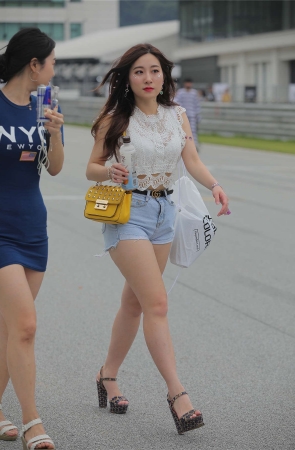 牛仔短裤青春美丽