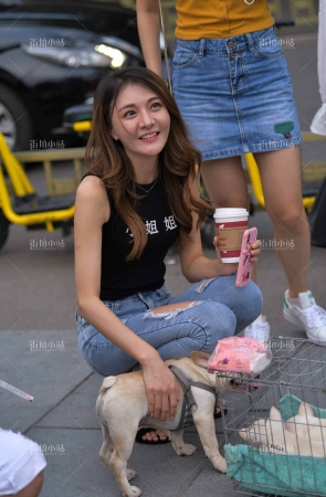 紧身牛仔高跟靓女