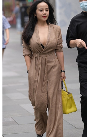 性感的V领小姐姐(75P)[1.61G/JPG]