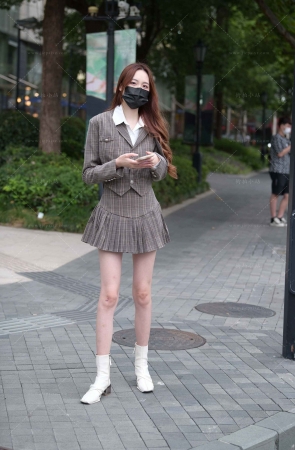 JK超短裙美女苗条又高挑