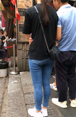 圆臀蓝色牛仔裤黑T恤学妹
