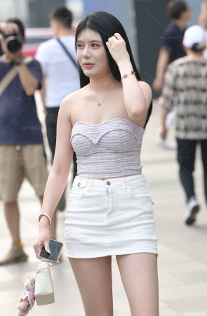 24613-16=69√裹胸包臀裙小姐姐 11P