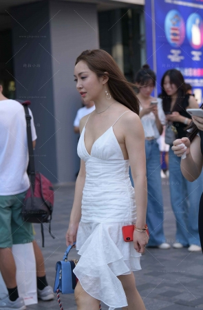 街拍性感的吊带白裙美女