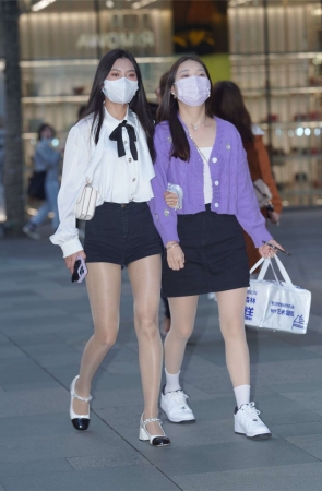 白色职业装美女