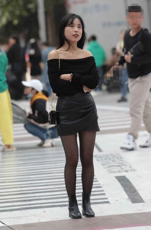 黑丝短裙街拍少妇-16P