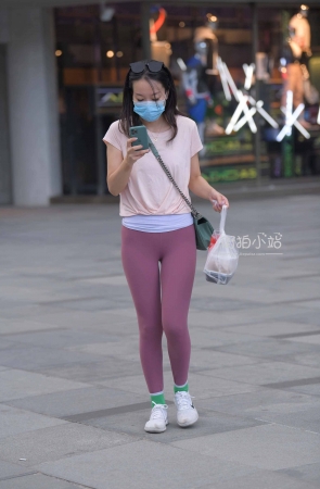 紫色瑜伽裤姐姐