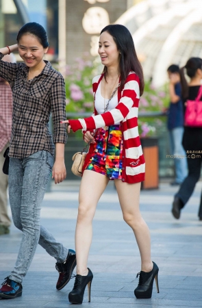 热裤，裸腿，超高跟