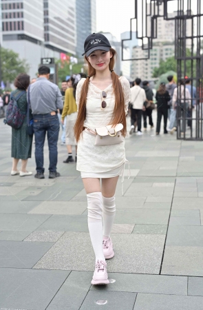 搭讪甜美的酒窝妹子