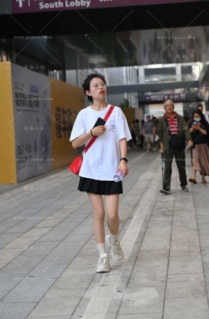 百褶短裙运动鞋肉丝眼镜妹 [15P]