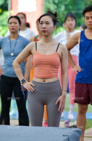 &橙色吊带紧身裤美女