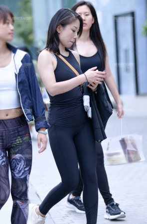 &黑色紧身美女&