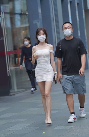 白色褶皱修身裙