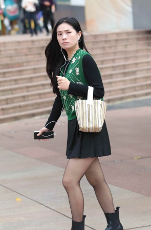 街拍黑丝短裙少妇