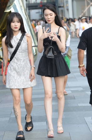 23721-3=81夏日美腿小姐姐【套图➕视频】 17P