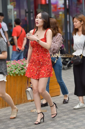 性感红裙美腿女郎