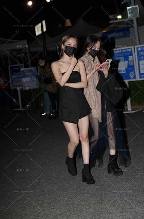 抹胸衣小姐姐