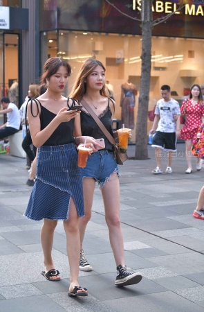 一对青春姐妹