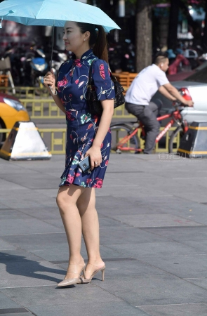 街拍风韵成熟型马尾辫美妇