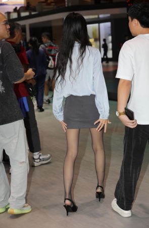 汽车主播浅黑si高跟细长美腿