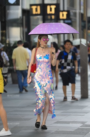 亮眼的长裙美眉